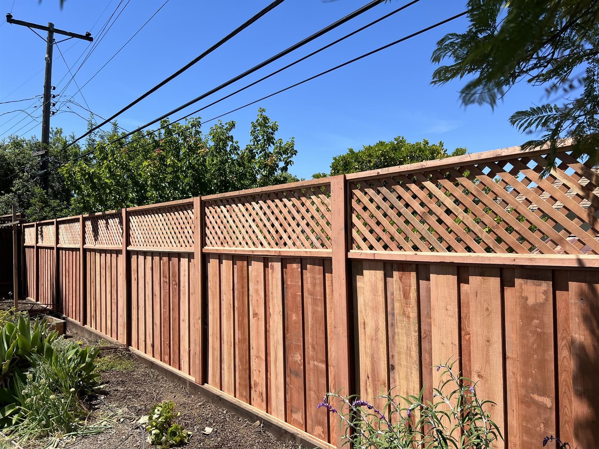 Redwood privacy fence with lattice top built by Romero Máster Fence